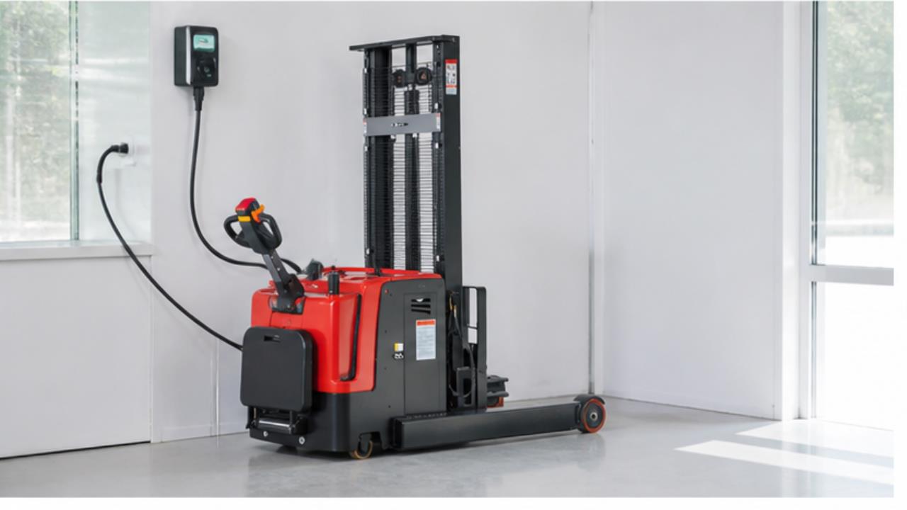 MYCPDB08-10 Counterbalanced Stacker in a bright operating scene
