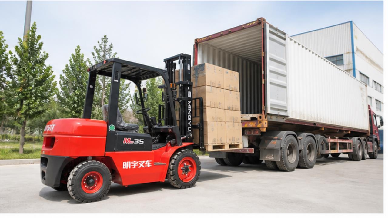 CPC25 Diesel Forklift in a bright operating scene
