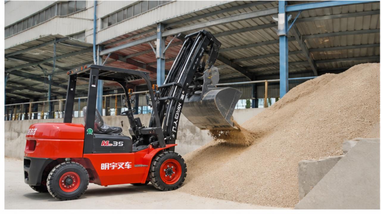 CPC30 Diesel Forklift in a bright operating scene