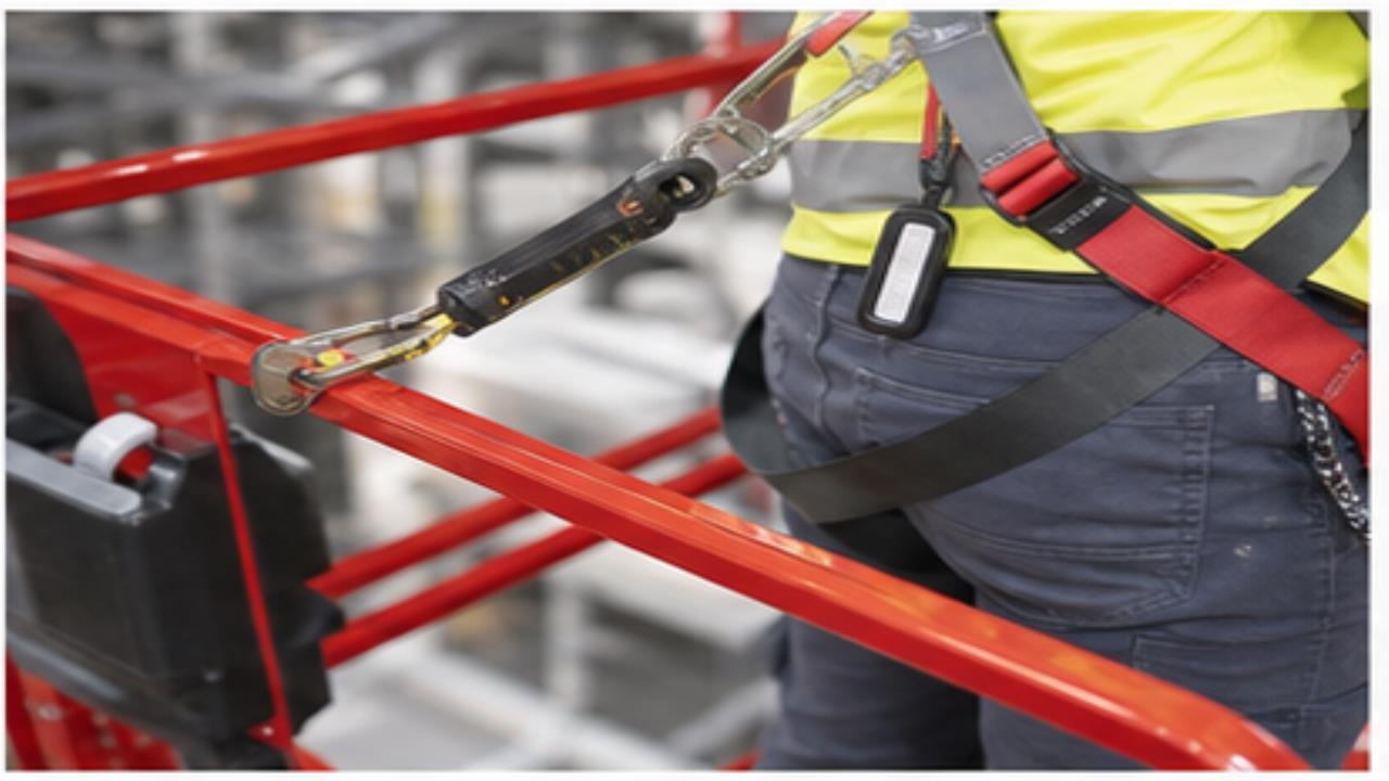 ZG-YY Off-road Scissor Lift operating scene