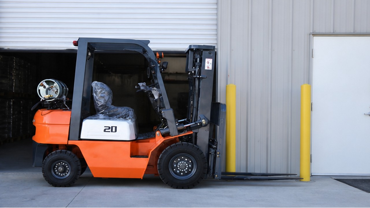 Related LPG Forklift 1 bright operating scene