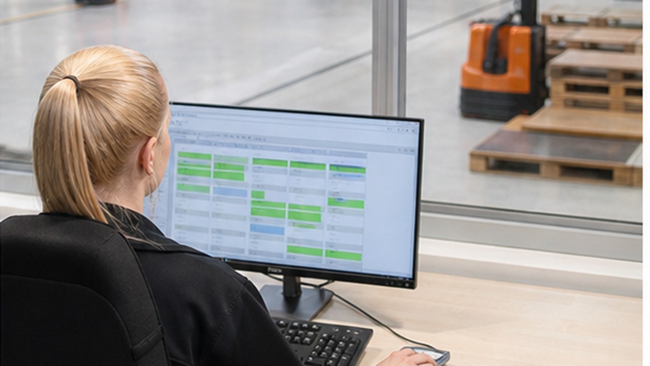 Related Stacker 3 bright operating scene