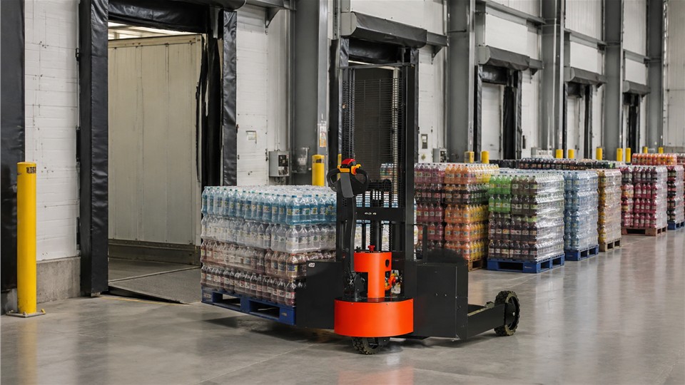 CDD85-R electric pallet stacker operating scenario