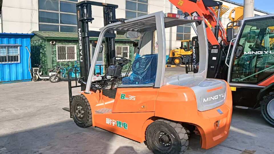 What are the main parts of a forklift?