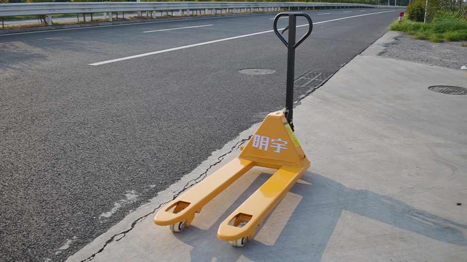 How to use a hand pallet truck?