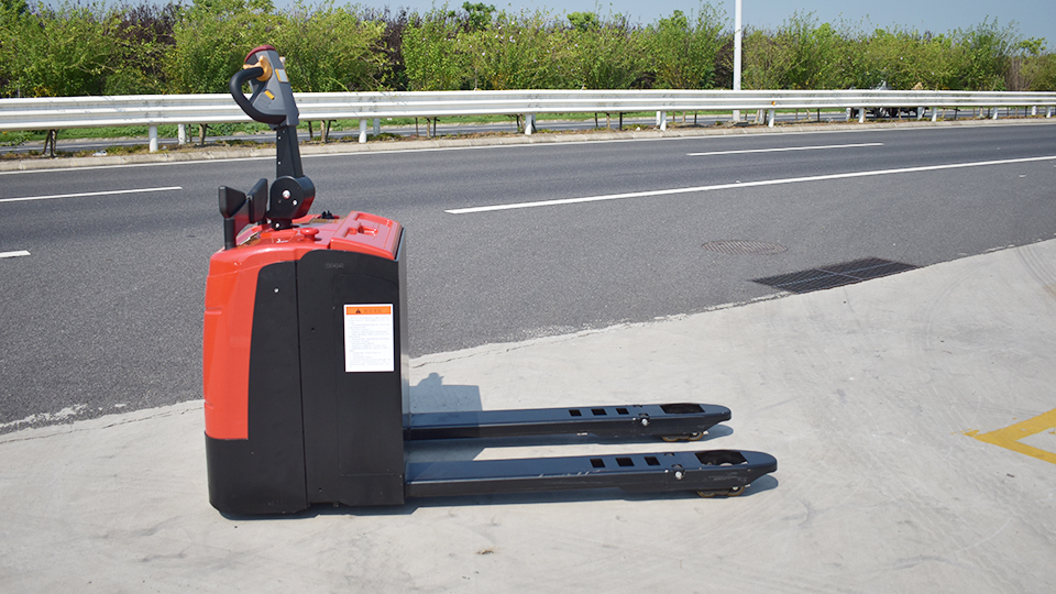 What exactly is a pallet truck?