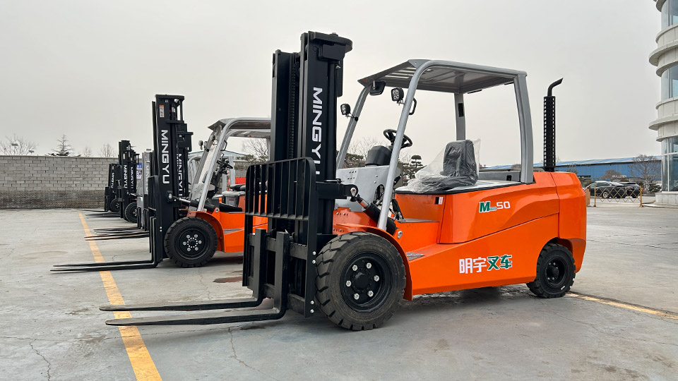 How are freight trucks loaded and unloaded?