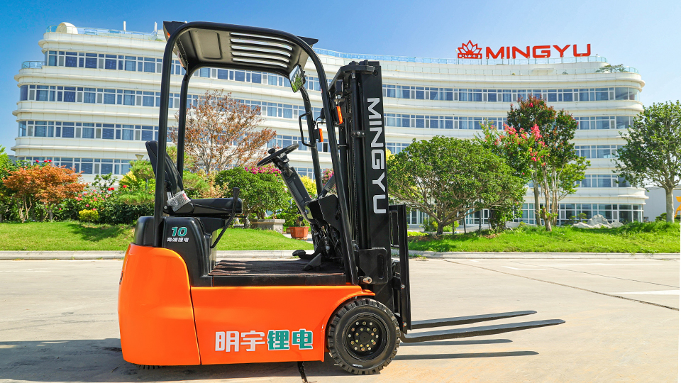 Do electric forklifts use oil?