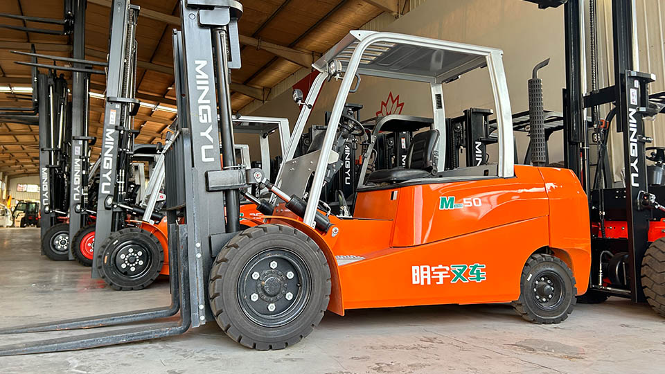 Do electric forklifts have a clutch?
