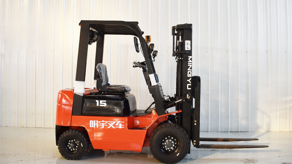 What is the difference between crane and forklift truck?