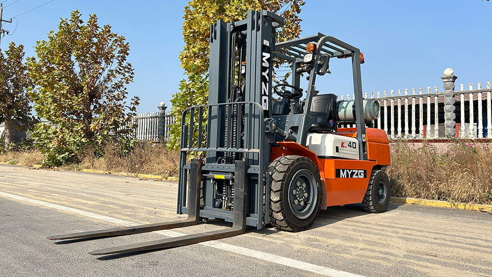What are the major parts of a forklift