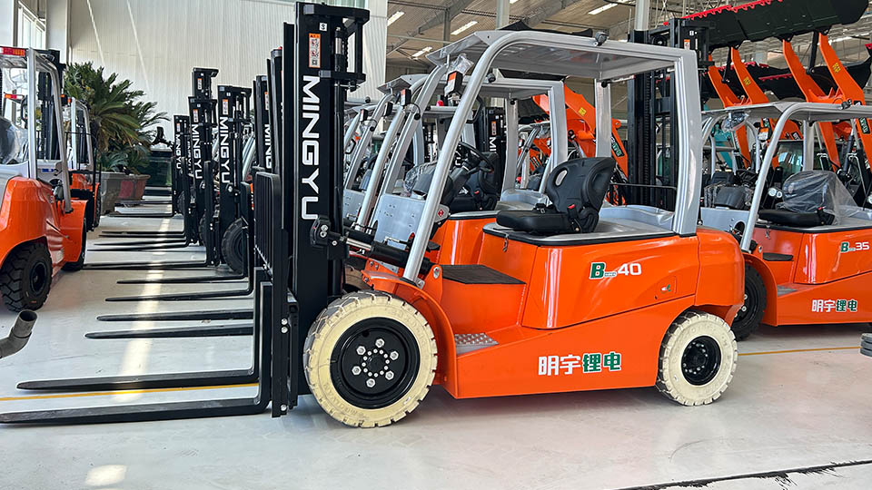 What is the working principle of a forklift truck sideshifter?