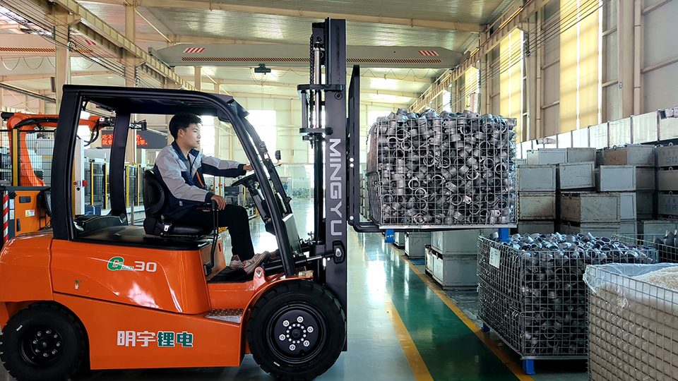 What is the safe operating procedure for a forklift?