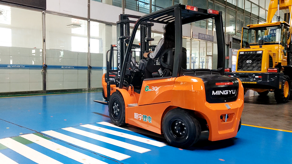 How do I evaluate the energy efficiency of electric forklifts?