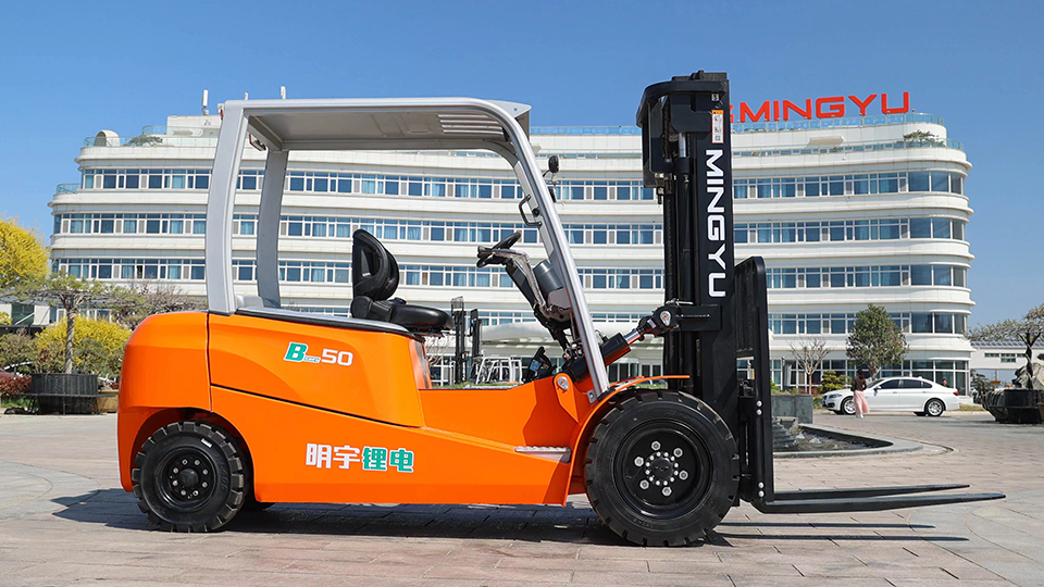How can I determine the energy efficiency of an electric forklift