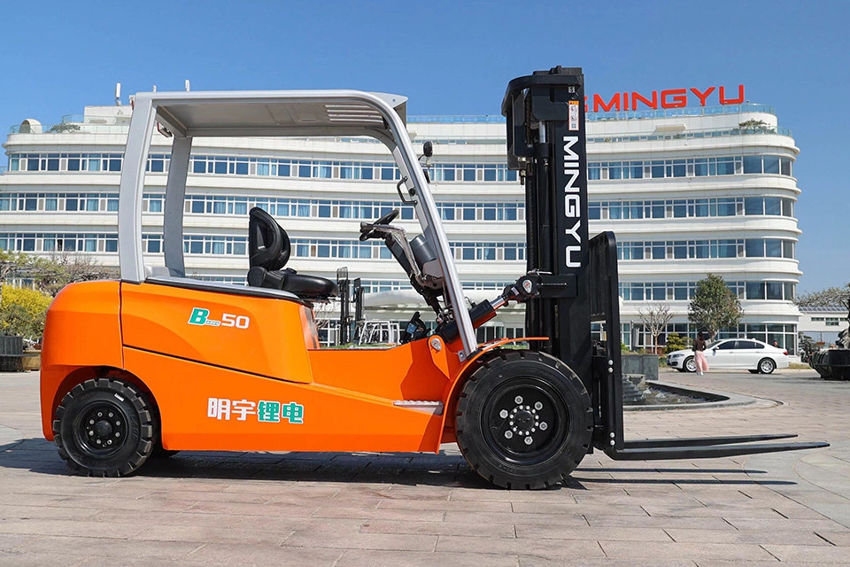 how many forklifts per warehouse