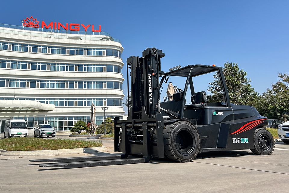 how many forklifts are there in the world