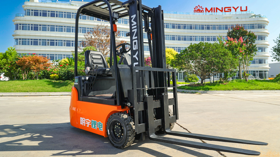 what is the mast of a forklift