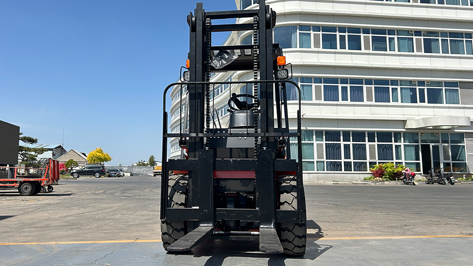 How to calculate the de-rated capacity of a forklift on an incline?