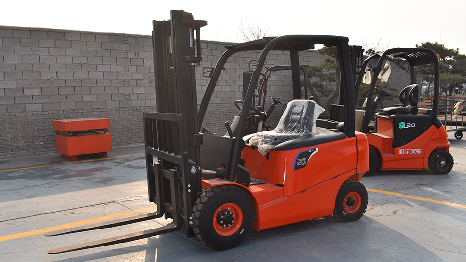 what does forklift operator do