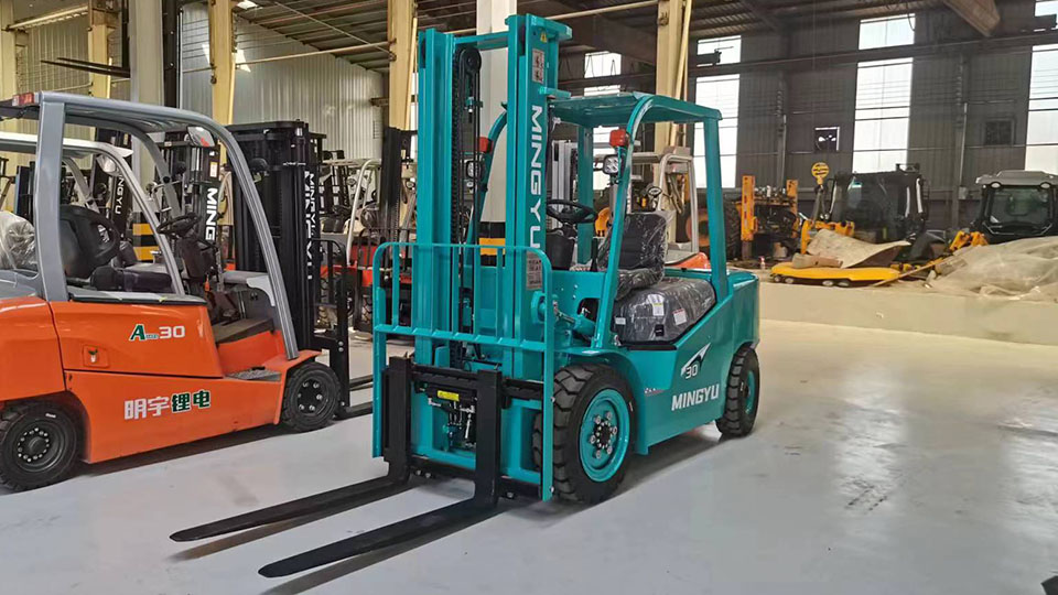 how much does it cost to lease a forklift