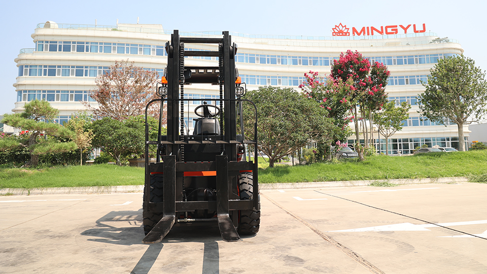 why do forklifts turn with rear wheels