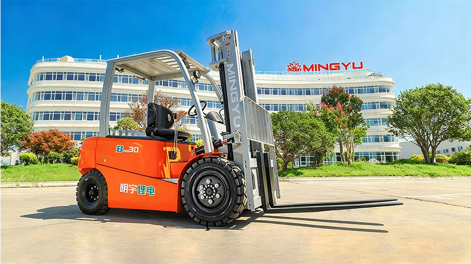 Electric vs. IC Forklifts: A Green-Efficiency Showdown