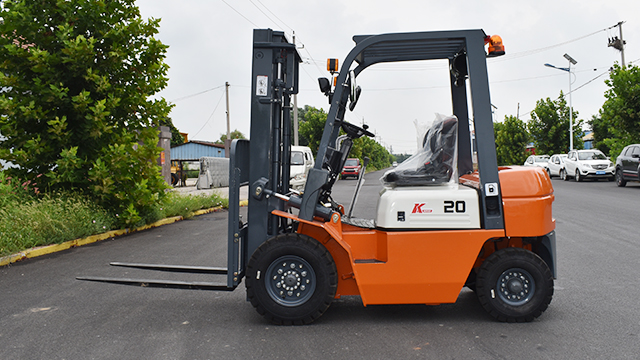 how to drive stand up forklift