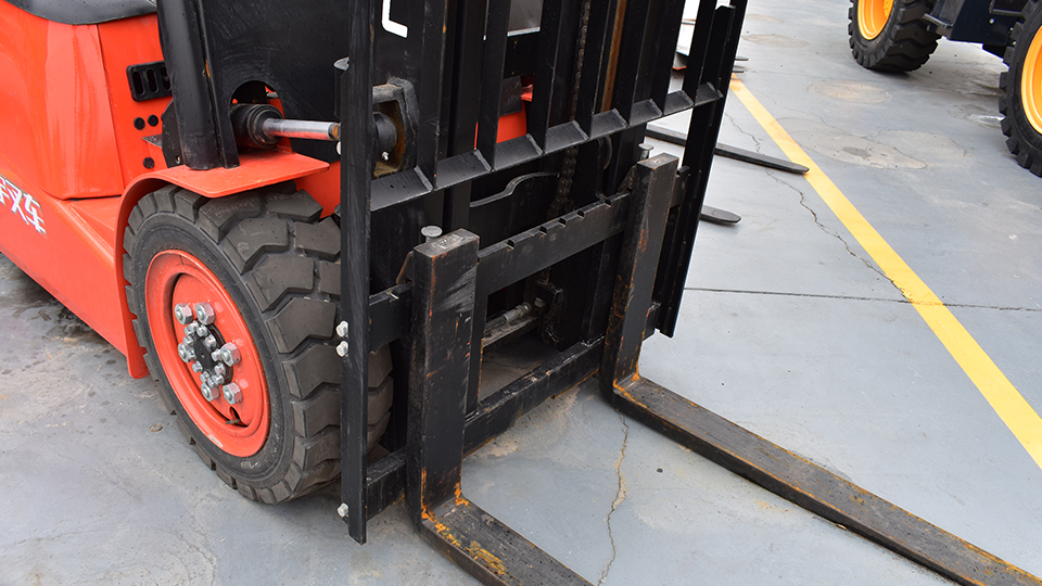 What is the maximum gradeability of the forklift?