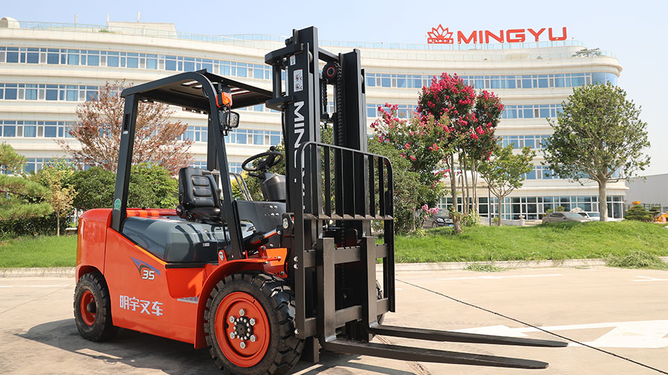 What's the average price difference between diesel and electric lithium forklifts?