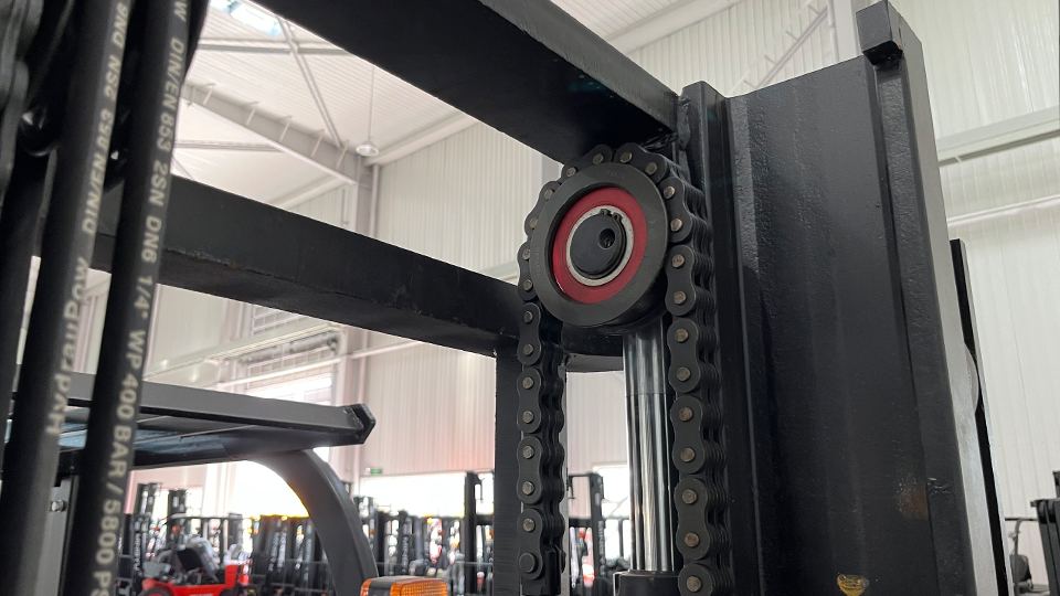 What are the primary power sources for industrial forklifts