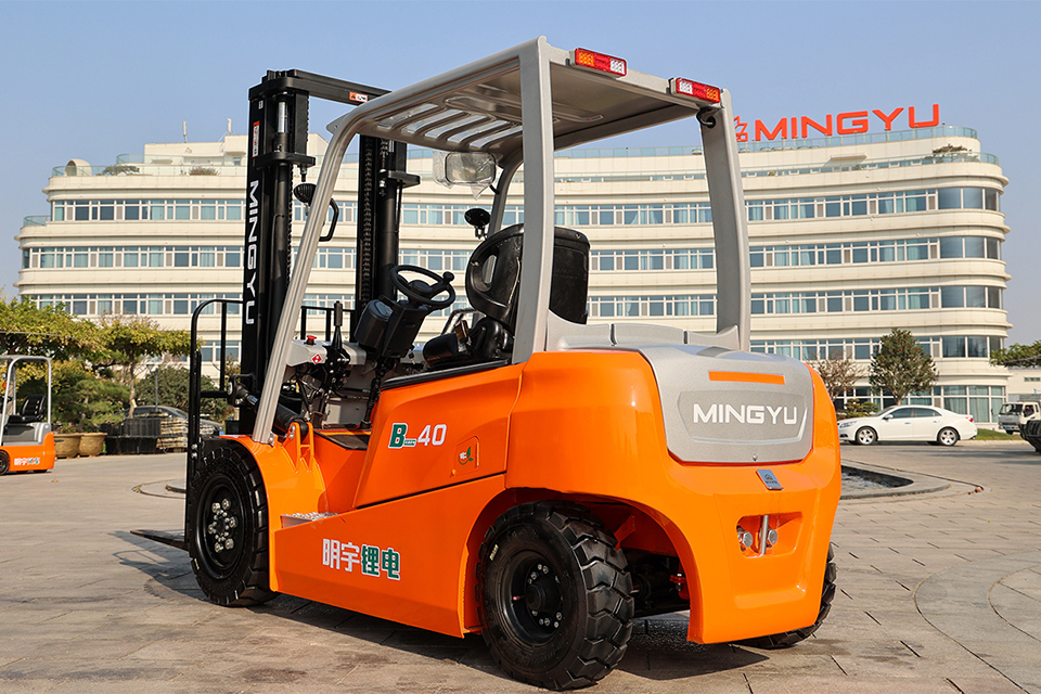 10 Must-Check Items from Tires, Battery/Fuel Level to Brake System