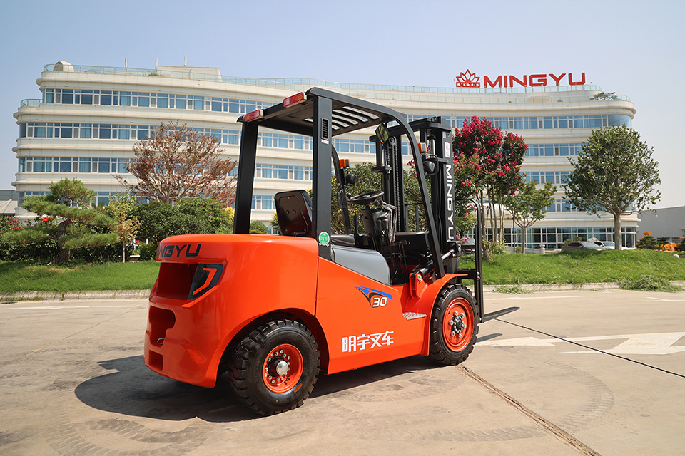 Daily Maintenance of Internal Combustion Forklift Engine: Oil Change Interval, Filter Cleaning and Replacement Skills