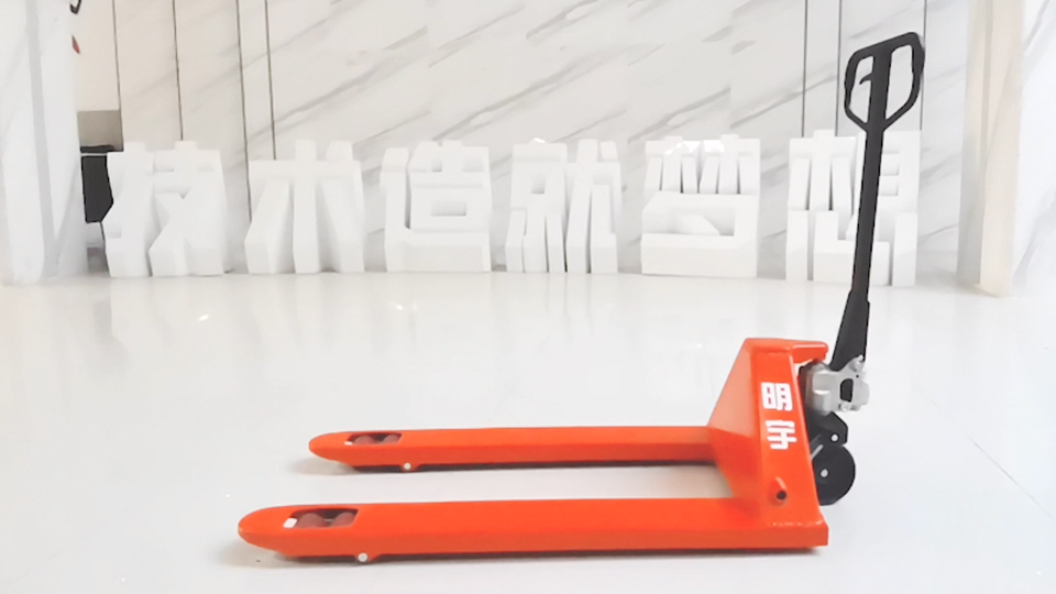 What are the key safety checks before using a pallet truck?