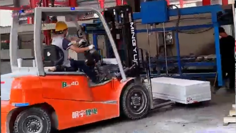 what is the average weight of a forklift