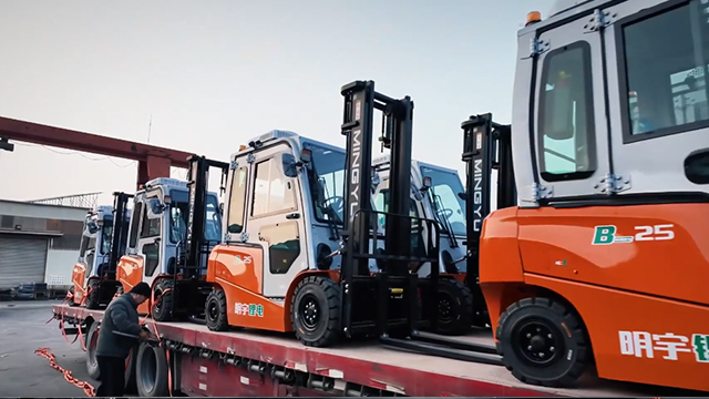 What are the correct steps for forklift-based diesel engine lifting with chain slings?