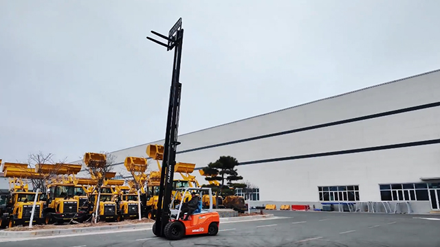 What are the advantages of using a forklift in material handling operations?