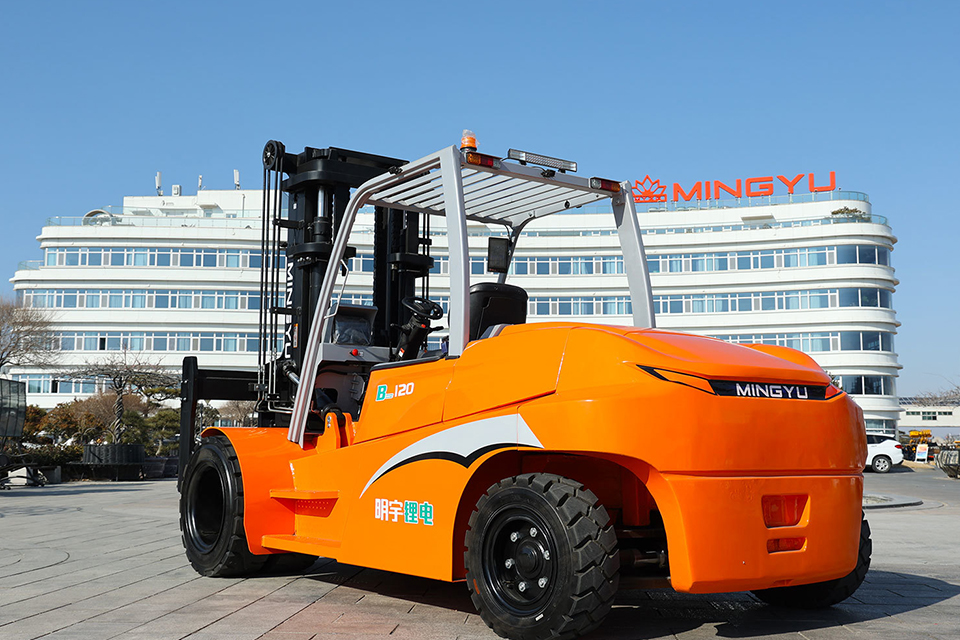 How do forklifts enable vertical storage and space optimization?