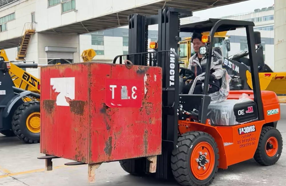who uses forklift trucks