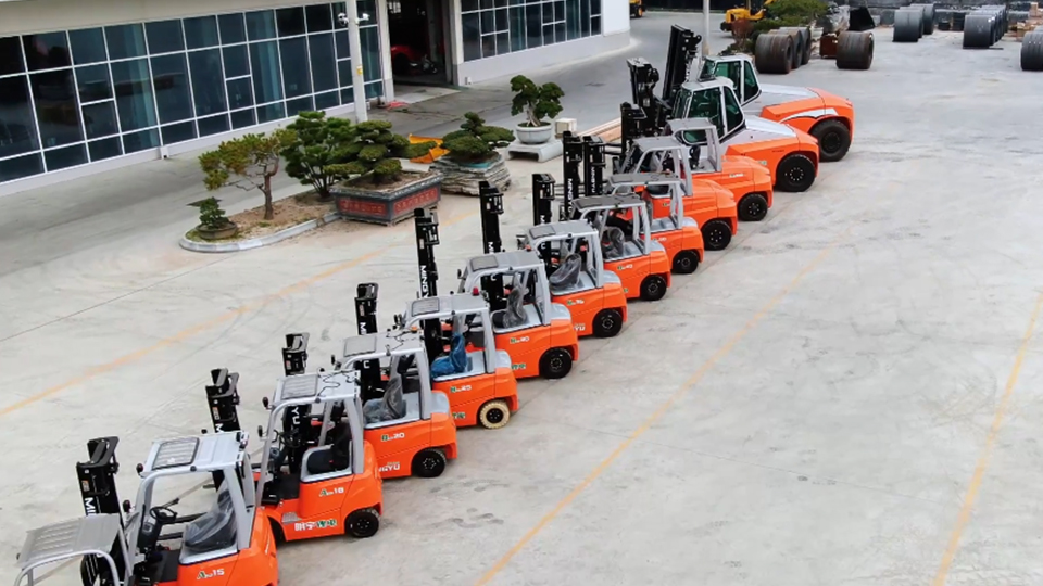 How do diesel forklifts compare to propane and electric models in terms of fuel economy?