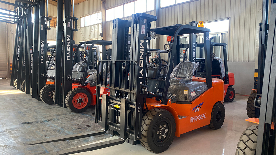 What's the average diesel consumption for a forklift in gallons per hour?