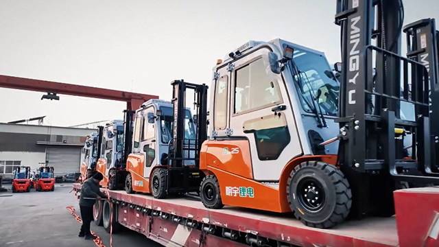 Leased vs. Owned Forklifts: Maintenance Responsibilities and Cost Comparison