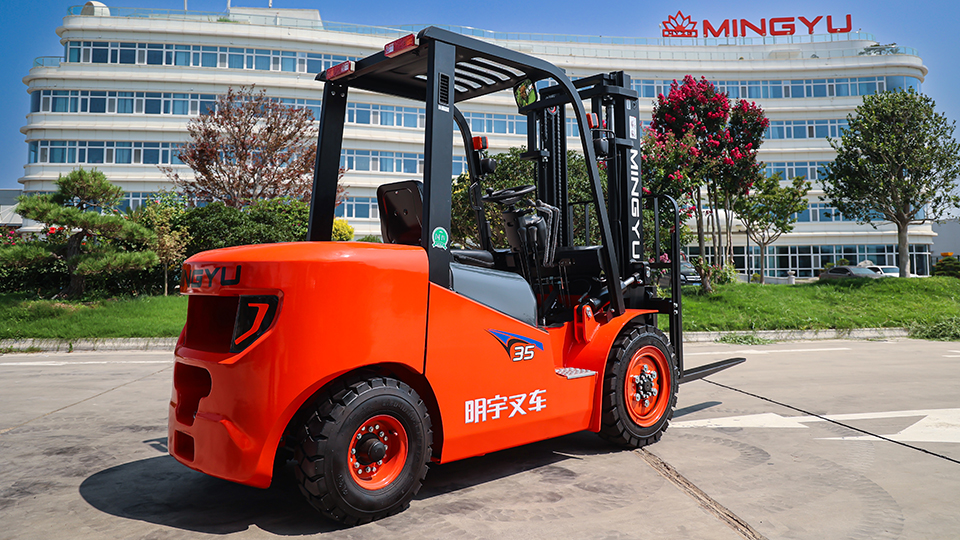How many liters of diesel does a forklift consume per operating hour?