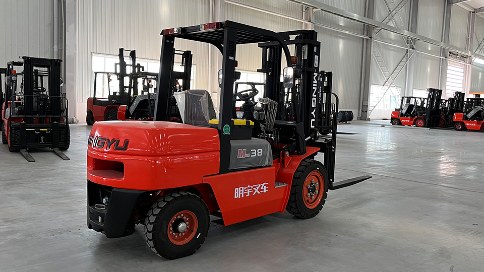 How much diesel does a forklift consume per operating hour?