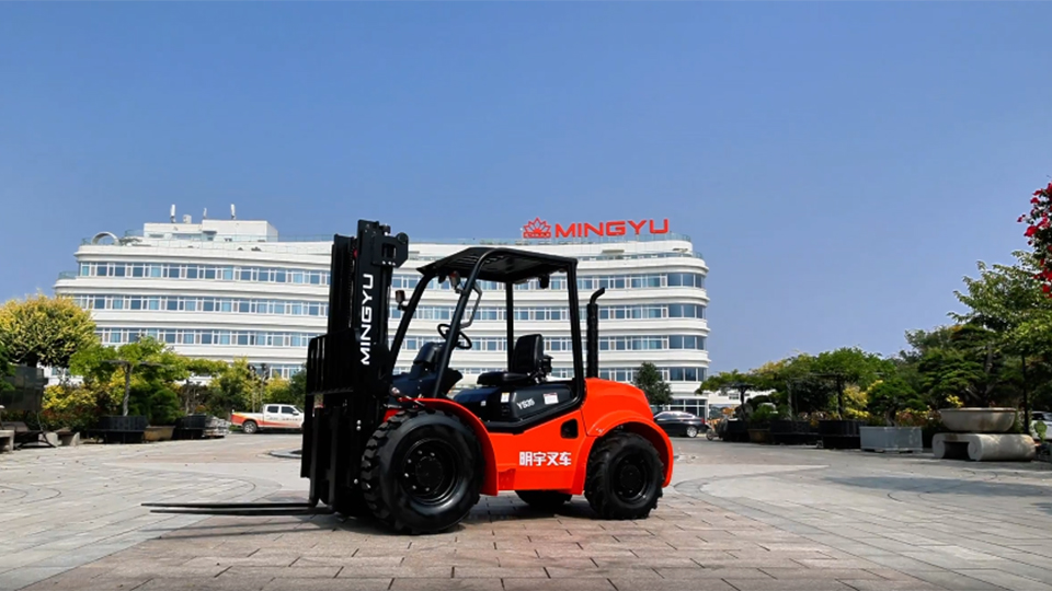 Tips for forklift operation in humid and dusty environments
