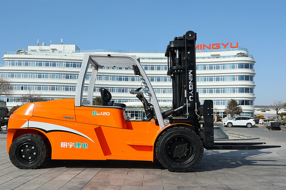 What are the differences between counterbalance forklifts and reach trucks?