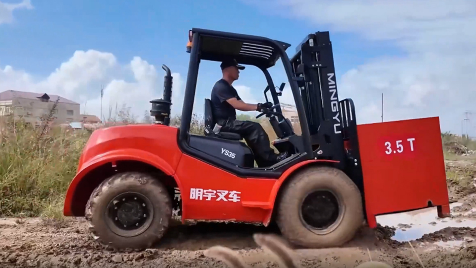 Rough terrain forklifts deliver stable load handling on muddy outdoor sites