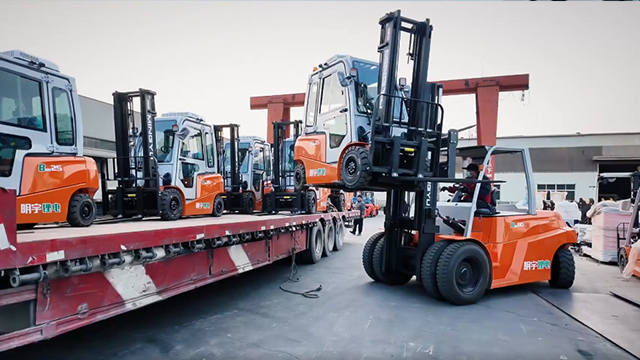 Fast charging lithium forklifts support two shift continuous factory operation