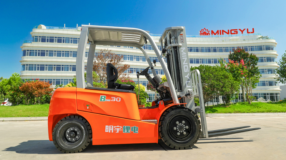 Live footage from CeMAT: New generation compact electric warehouse forklifts