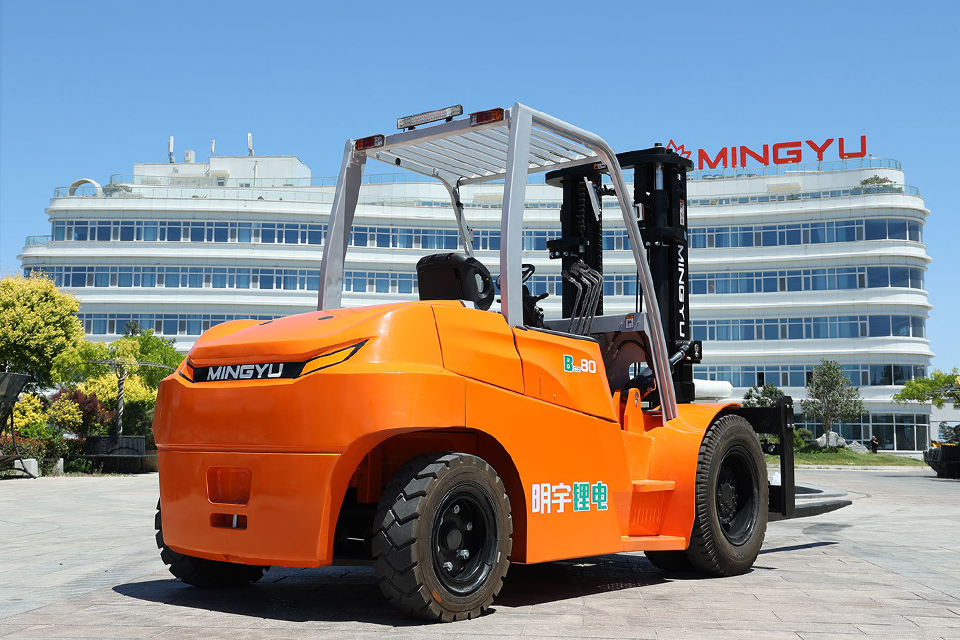 What is the fuel efficiency penalty per ton of additional load on a diesel forklift?